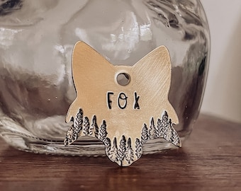 Anpassad personlig hundbricka, ID-bricka för husdjur, handstämplad hundbricka i metall | Hundbricka i form av rävhuvud i skogsdesign 3,8 cm x 3,8 cm