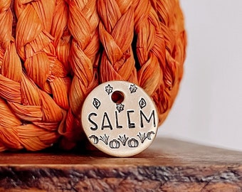 Etiqueta de perro personalizada personalizada, etiqueta de identificación de mascotas, etiqueta de perro estampada a mano de metal / otoño, otoño, calabazas, hojas, calabaza / mini día de otoño 3/4" diseño