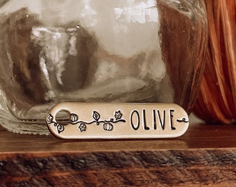 Etiqueta de perro personalizada personalizada, etiqueta de identificación de mascota, etiqueta de perro estampada a mano de metal / otoño, otoño, hojas de otoño / diseño de hojas de otoño en forma oblonga