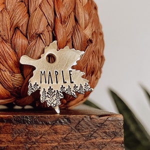 Personalisierte Hundemarke, Haustier ID Tag, Metall Hand gestempelt Hundemarke | Herbst, Herbst, Bäume | Ahornblatt (Textured Edges) 3 1/8 "x 1 1/4"