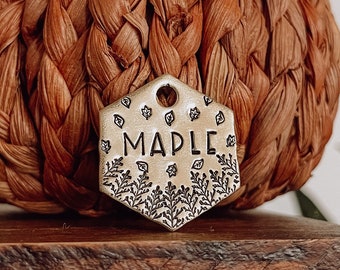 Etiqueta de perro personalizada personalizada, etiqueta de identificación de mascotas, etiqueta de perro estampada a mano de metal / hojas, hoja, otoño, árboles / día de otoño diseño hexagonal