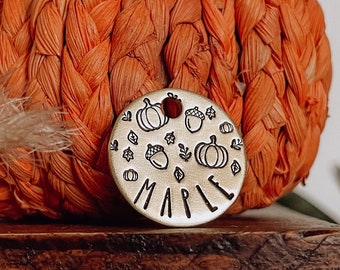 Etiqueta de perro personalizada personalizada, etiqueta de identificación de mascotas, etiqueta de perro estampada a mano de metal / calabaza, bellota, otoño, hojas, hoja, follaje / diseño de cosecha de otoño