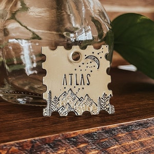 Etiqueta de perro personalizada personalizada, etiqueta de identificación de mascotas, etiqueta de perro estampada a mano de metal/viaje, aventura, montañas/sello postal en forma de 1 1/4" con textura