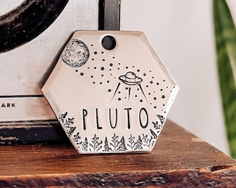 No estamos solos 1 1/4 "(bordes texturizados) Etiqueta de identificación de perro hexagonal, Etiqueta de perro personalizada estampada a mano de metal / OVNI, Espacio exterior, Extraterrestres, Luna, Estrellas, Árboles