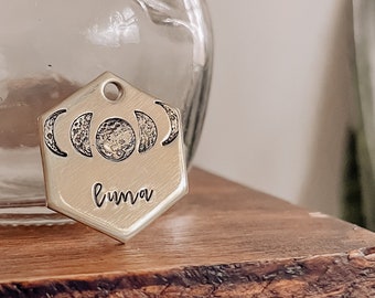 Aangepaste gepersonaliseerde dog tag, huisdier ID tag, metalen hand gestempeld dog tag | Moon Phase Design Hexagon Dog Tag