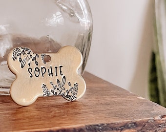 Targhetta identificativa personalizzata per cani, targhetta identificativa per animali domestici, in metallo incisa a mano / Fiore, fiori selvatici / Bouquet floreale a forma di osso per cani 1 x 1 3/8"