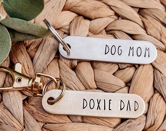 Avlång nyckelring 1/2" x 2" | Handstämplad metall, ANPASSNINGSBAR | Hundmamma, hundpappa, kattmamma, kattpappa