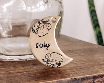 Aangepaste gepersonaliseerde dog tag, huisdier ID tag, metalen hand gestempeld dog tag | Bloemen hondenpenning | Poppy Design Maanvormige Hondenpenning 1 1/4"