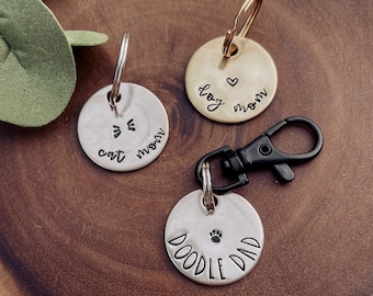 Rund cirkelnyckelring 2,5 cm | Handstämplad metall, ANPASSNINGSBAR | Hundmamma, hundpappa, kattmamma, kattpappa