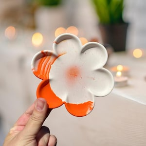 Orange and White Flower Trinket Tray, Handmade Jesmonite Floral Dish, Groovy Retro Catch-All, Boho Vanity Tray, Funky Flower Decor