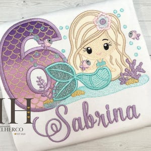 Camiseta de cumpleaños de sirena bordada, camiseta de cumpleaños de niña personalizada, camiseta de sirena personalizada, fiesta de cumpleaños de sirena, regalo de fiesta de sirena, rosa imagen 1