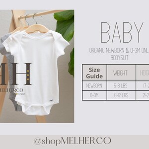 Puede incluir: Bodys de beb&eacute; blancos y grises colgando de un estante de madera. El texto de la imagen dice "BABY ORGANIC NEWBORN & 0-3M ONLY BODYSUIT". Tambi&eacute;n se incluye una gu&iacute;a de tallas, con medidas en libras y pulgadas.