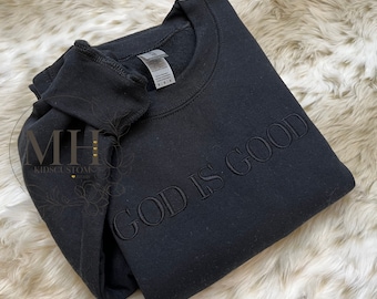 Puede incluir: Sudadera negra con el texto "GOD IS GOOD" bordado en blanco en la parte delantera.