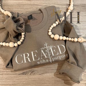 Sudadera bordada "Creado con un propósito", sudadera cristiana bordada, ropa cristiana, cruz floral, regalos cristianos para ella