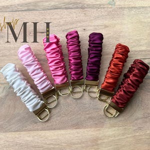 Satin Scrunchies Keychain, Scrunchies Keychain wristlet, Scrunchies Key Fob, Scrunchie Key Holder, Bridesmaid Gift, Gift For Her, PINKS