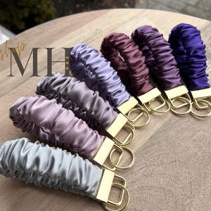 Llavero con coleteros de satén, pulsera con coleteros, llavero con coleteros, llavero con coleteros, regalo para dama de honor, regalo para ella, morados