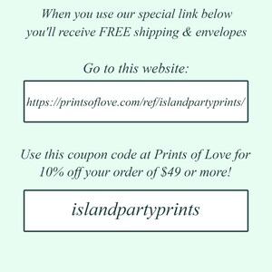 Pu&ograve; includere: Sfondo verde chiaro con testo che promuove Prints of Love per la stampa professionale. Include un link al sito web e un codice coupon "islandpartyprints" per uno sconto del 10% sugli ordini di 49 &euro; o pi&ugrave;.