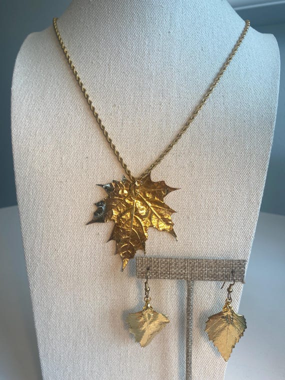Vintage Jewelry C.1970s Gold Dipped Maple Leaf Pe… - image 1