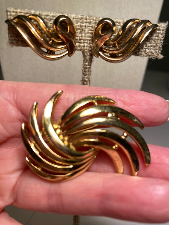 Vintage Jewelry Trifari Set Gold Toned Brooch and… - image 2