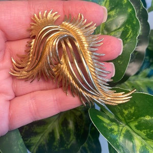 Vintage Jewelry Signed Monet Gold Tone Feather Leaf Brooch Pin