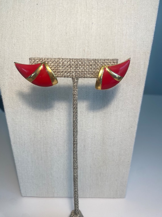 Vintage Jewelry Monet Pierced Earrings Lever Back 