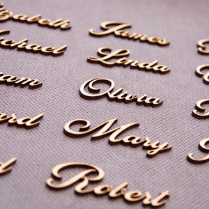 Hermosas tarjetas de lugar de madera - Nombres de lugares para bodas - Decoración de bodas
