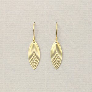 Mini pendientes delicados de hoja de latón en forma de marquesa