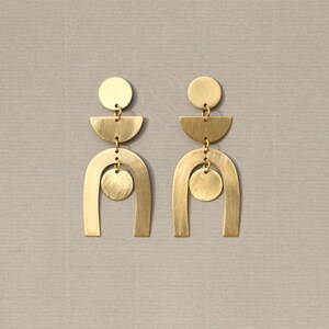 Pendientes de latón con diseño geométrico abstracto