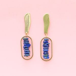 Örhängen med lapis lazuli-motiv