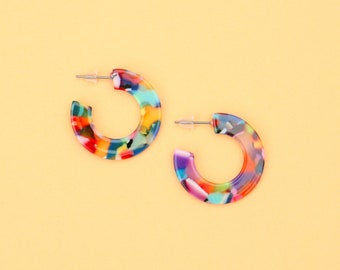 Boucles d'oreilles créoles colorées en acétate