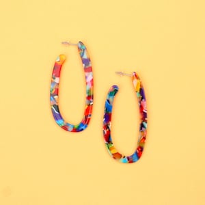 Orecchini a cerchio ovali lunghi colorati in acetato multicolore