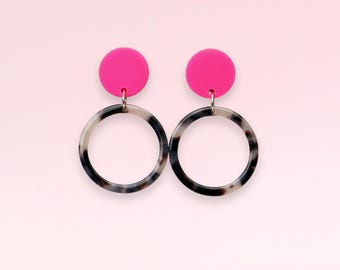 Pendientes circulares de acetato de carey con tachuelas rosa neón
