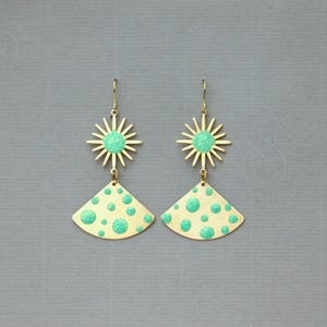 Puede incluir: Un par de pendientes de oro con un diseño de sol en esmalte verde y una forma de abanico de lunares verdes.