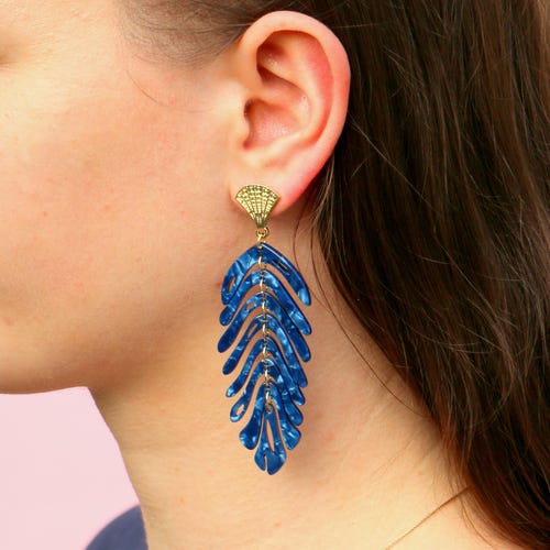 Pendientes largos con hojas colgantes de color azul
