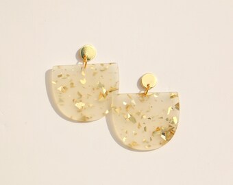Brincos de acetato leitoso com confete dourado