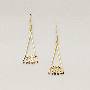 Baumelnde Messing Ohrhänger Dreieck mit Fransen