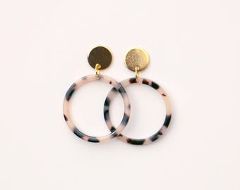 Pendientes circulares de acetato de carey