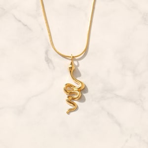 Collar de serpiente de oro