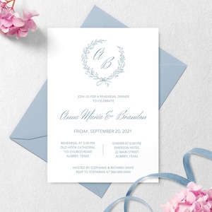 Probe Abendessen Einladung Vorlage - Dusty Blue Hochzeit Probe einladen Printable mit Monogramm Kranz, NIKA