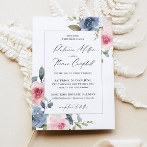 Modelo de convite de casamento em aquarela etérea - cartão editável de rosas azuis empoeiradas e rosa blush, floral elegante, fonte de caligrafia, TAYRA