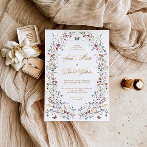 Plantilla de invitación de boda con flores silvestres, corona y mariposa: tarjeta floral editable de estilo bohemio, invitación a una fiesta en un jardín secreto vintage, SANNA