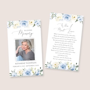 Modèle de carte de prière funéraire bleu doux - poème funéraire floral, carte commémorative modifiable avec roses bleu clair et blanches, en souvenir d'amour, 2533