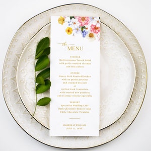Plantilla de menú de boda con flores de jardín: menú de cena de ensayo, decoración de mesa elegante con flores coloridas, flores silvestres de color rosa brillante, amarillo y azul, ESME