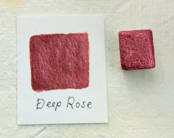 Peinture aquarelle mica rose foncé. Une demi-casserole. Couleur nacrée. Couleur rouge mica Puce. Peinture mica rouge framboise. Peinture mica rouge rose mauve.