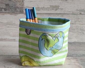 Small utensil with light bulb and heart world - environmental love in green and white stripes