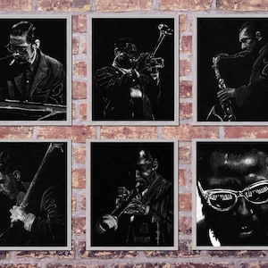 Puede incluir: Seis retratos en blanco y negro enmarcados de m&uacute;sicos de jazz. Cada retrato es de un m&uacute;sico diferente tocando un instrumento diferente. Los m&uacute;sicos est&aacute;n todos en silueta, con sus instrumentos y caras resaltadas en blanco.