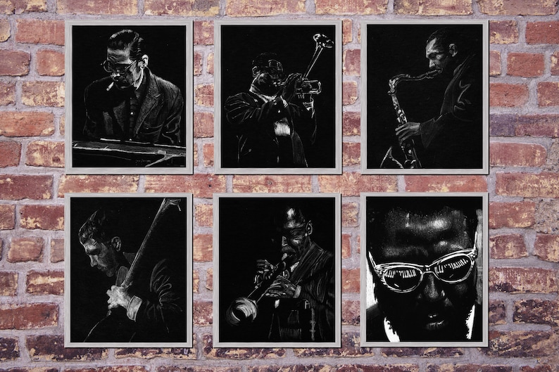 Puede incluir: Seis retratos en blanco y negro enmarcados de m&uacute;sicos de jazz. Cada retrato es de un m&uacute;sico diferente tocando un instrumento diferente. Los m&uacute;sicos est&aacute;n todos en silueta, con sus instrumentos y caras resaltadas en blanco.