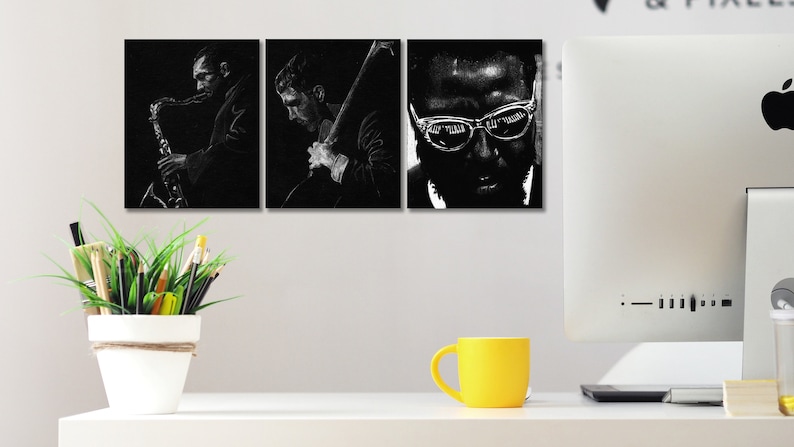 Puede incluir: Un conjunto de tres impresiones enmarcadas en blanco y negro que presentan retratos de m&uacute;sicos de jazz. Las impresiones est&aacute;n dispuestas en una fila y muestran a los m&uacute;sicos tocando sus instrumentos.