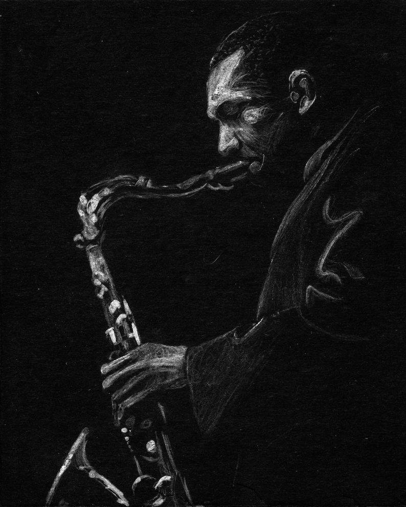 Puede incluir: Un dibujo en blanco y negro de una persona tocando un saxof&oacute;n. La persona est&aacute; de perfil y lleva un traje. El saxof&oacute;n se sostiene en la mano derecha de la persona.
