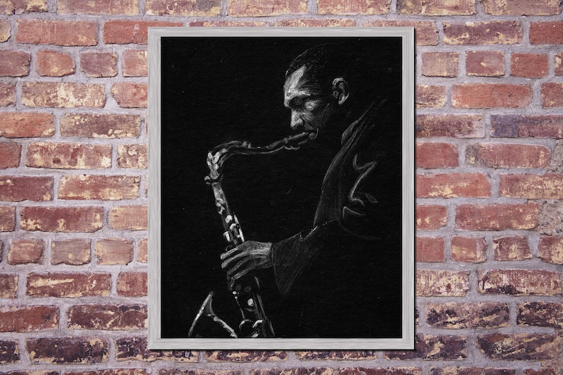 Puede incluir: Un dibujo en blanco y negro de una persona tocando un saxof&oacute;n. La persona est&aacute; dibujada en blanco sobre un fondo negro.